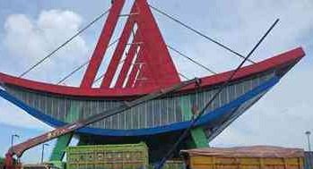 Pekerjaan dengan mobil crane di Belawan