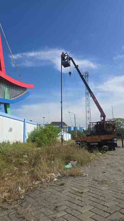 Pemasangan tiang dengan boom lift di Belawan