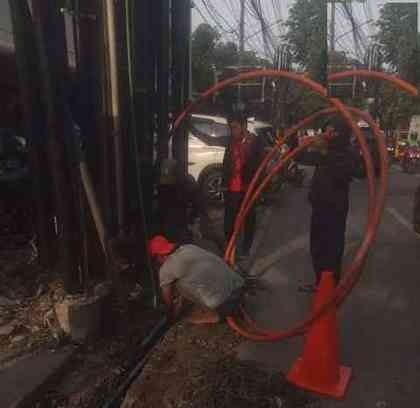 Penarikan pipa duct fiber optic di Sei Sikambing, Medan