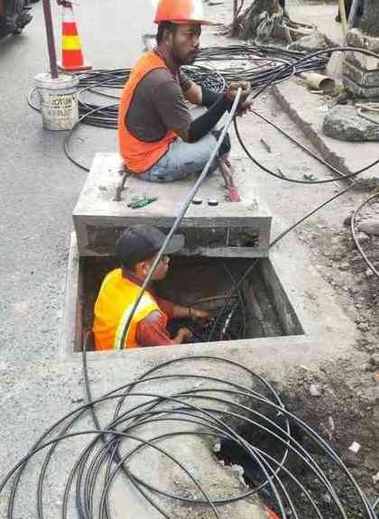 Penarikan kabel di manhole, Medan Petisah